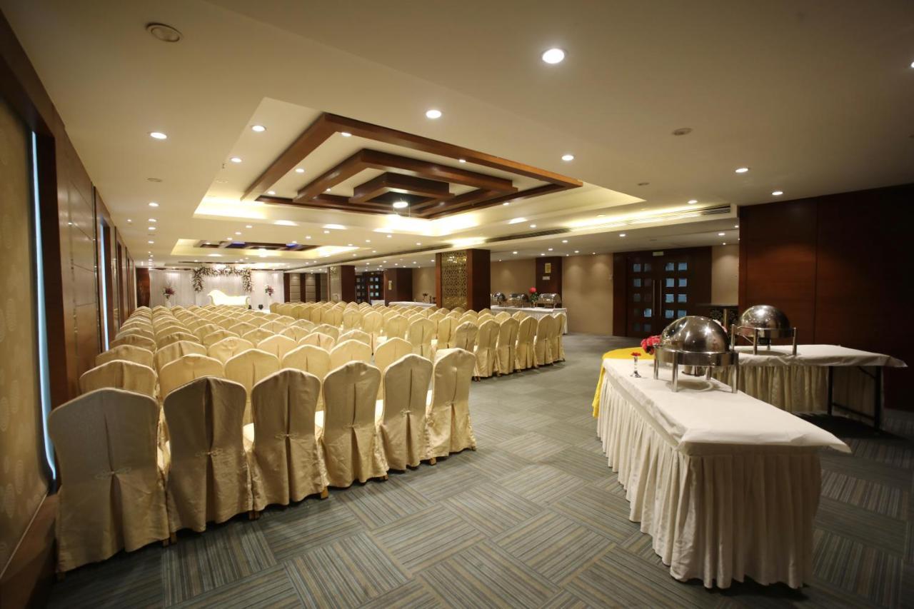 The Byke Suraj Plaza Pure Veg, Thane Buitenkant foto