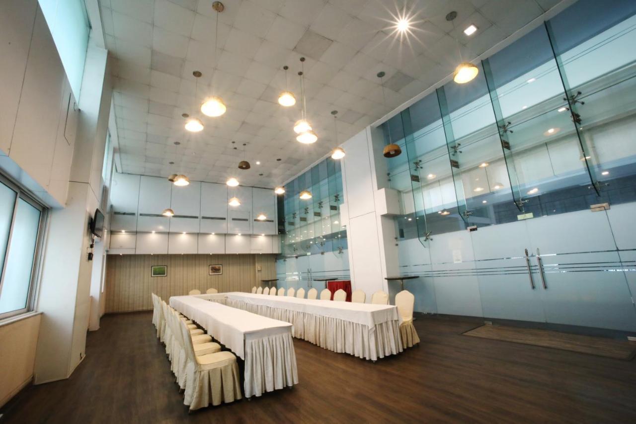 The Byke Suraj Plaza Pure Veg, Thane Buitenkant foto