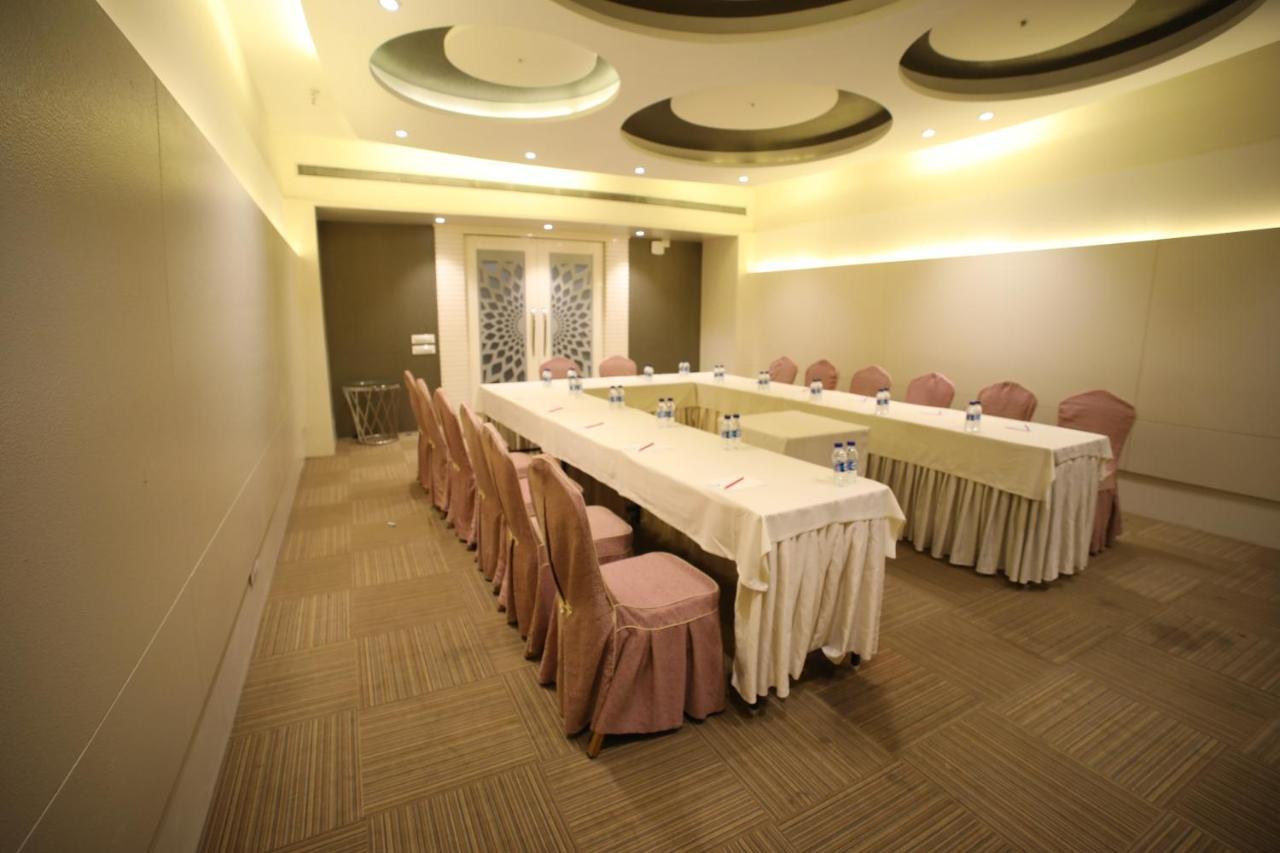 The Byke Suraj Plaza Pure Veg, Thane Buitenkant foto