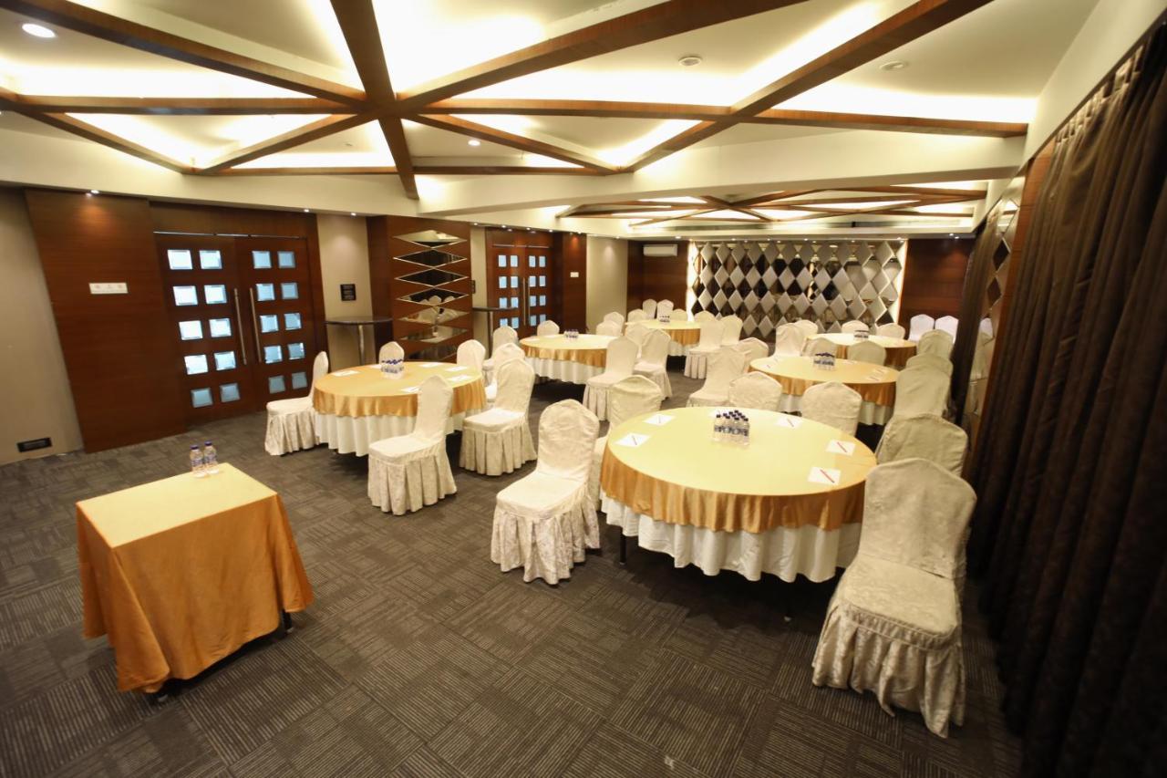 The Byke Suraj Plaza Pure Veg, Thane Buitenkant foto