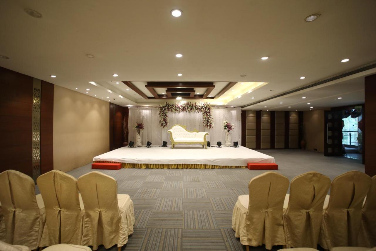 The Byke Suraj Plaza Pure Veg, Thane Buitenkant foto