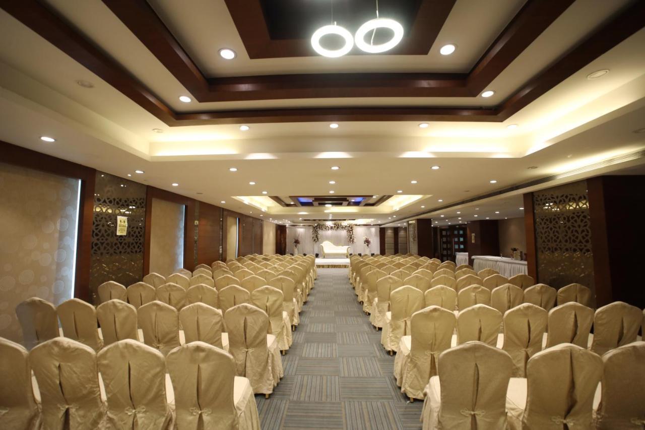 The Byke Suraj Plaza Pure Veg, Thane Buitenkant foto