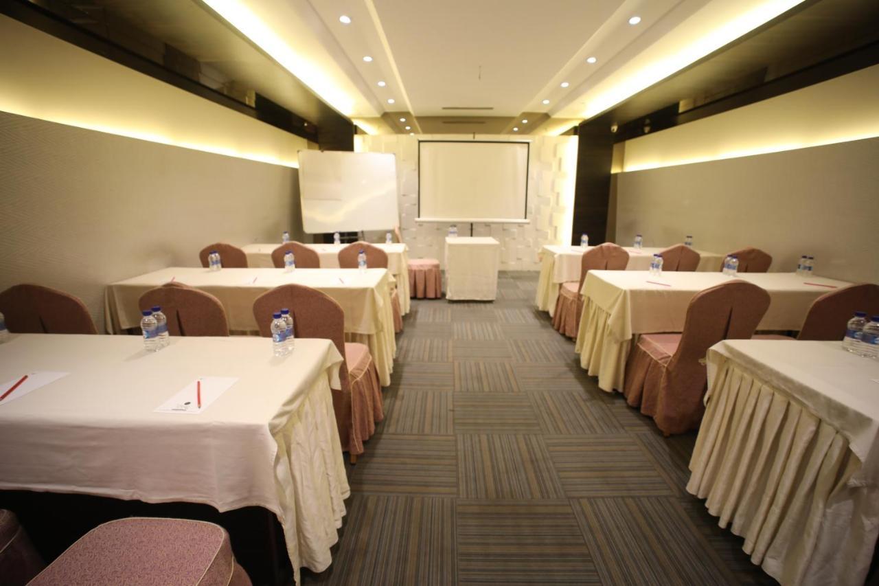 The Byke Suraj Plaza Pure Veg, Thane Buitenkant foto