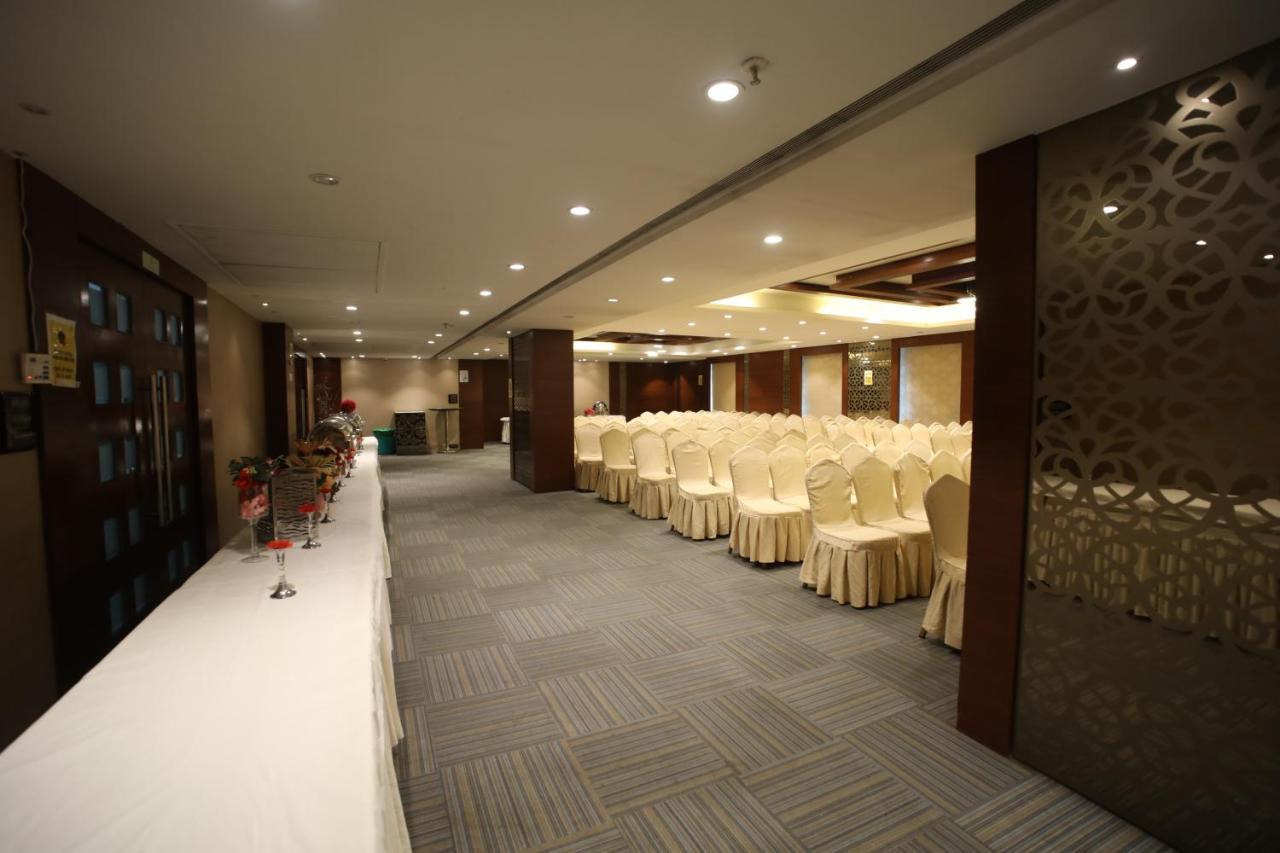 The Byke Suraj Plaza Pure Veg, Thane Buitenkant foto
