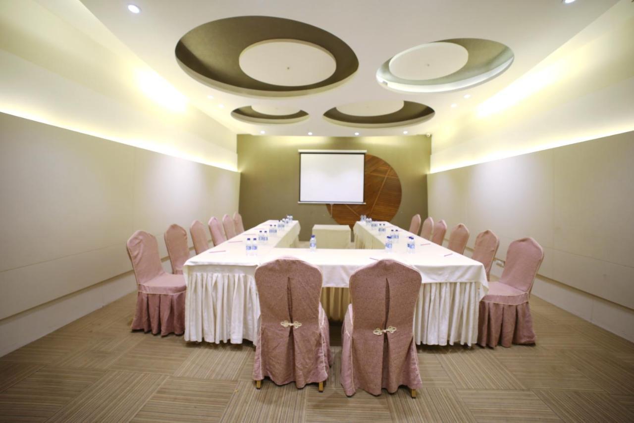The Byke Suraj Plaza Pure Veg, Thane Buitenkant foto