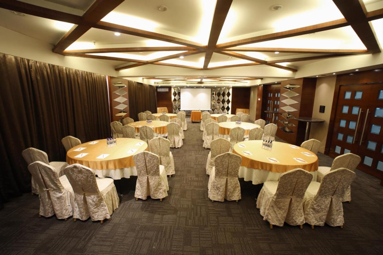 The Byke Suraj Plaza Pure Veg, Thane Buitenkant foto